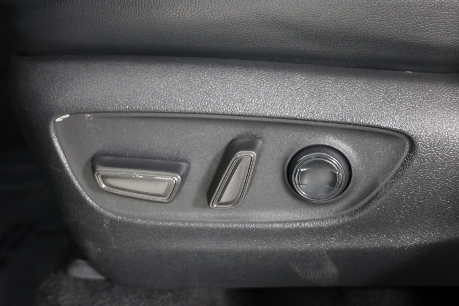 Used 2022 Toyota Highlander XLE AWD/4WD image 25