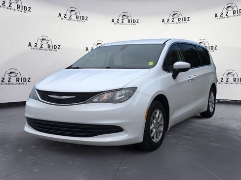 Used 2017 Chrysler Pacifica Touring FWD image 3