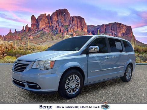 Used 2013 Chrysler Town & Country Touring-L w/ Driver Convenience Group FWD image 1