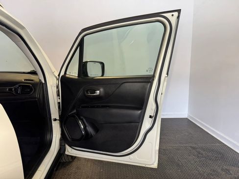 Used 2018 Jeep Renegade Altitude image 21