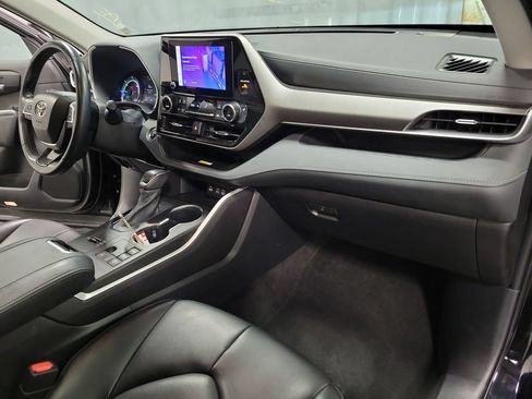 Used 2023 Toyota Highlander XLE AWD/4WD image 36