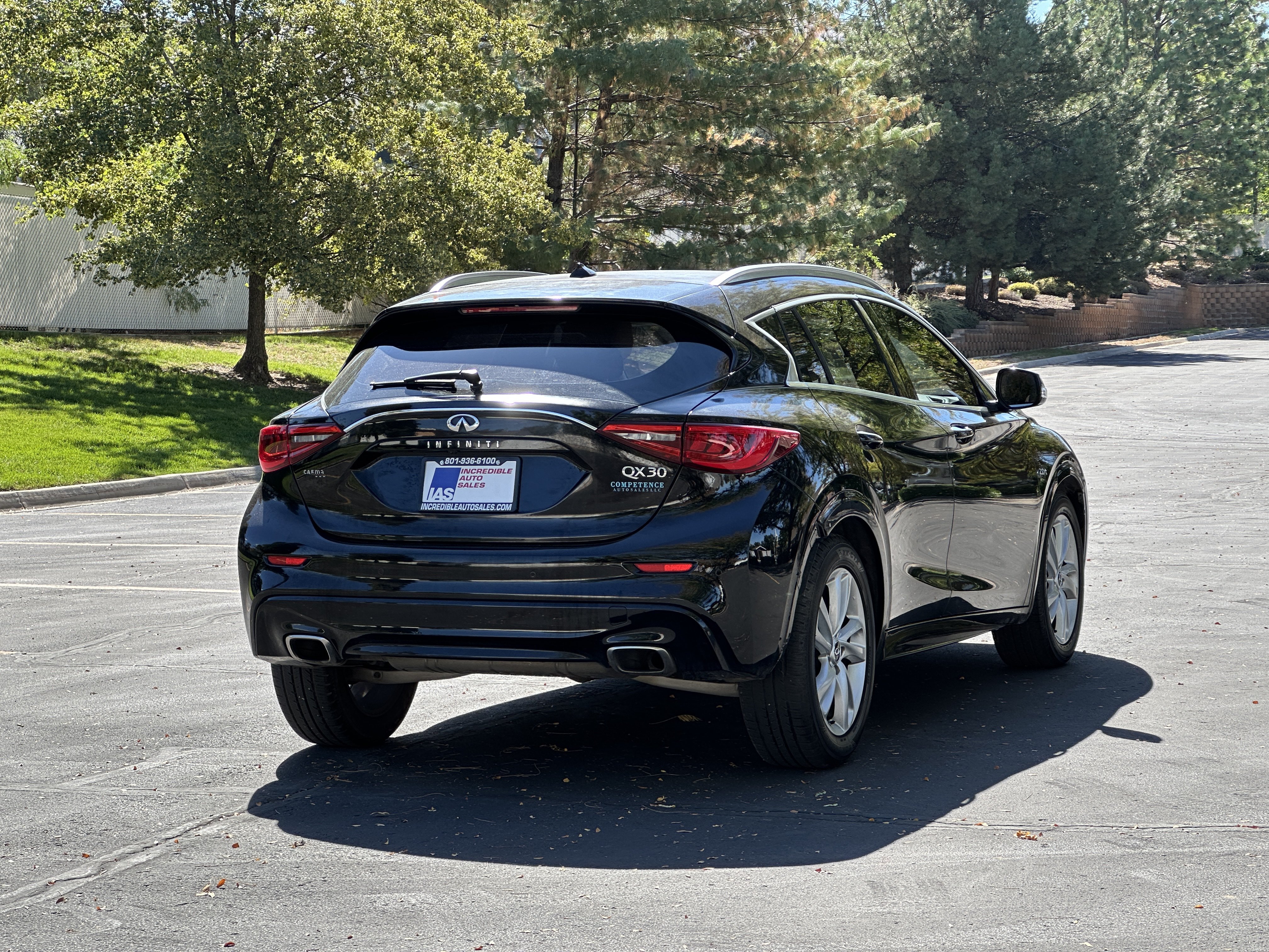 Used 2017 INFINITI QX30 Premium w/ Navigation Package FWD image 4