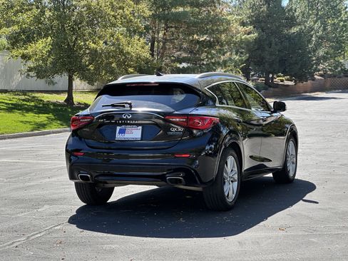 Used 2017 INFINITI QX30 Premium w/ Navigation Package FWD image 4