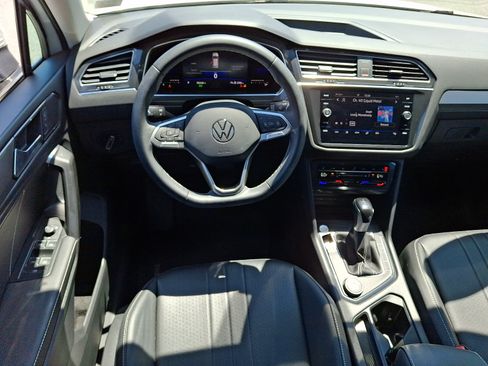 Used 2023 Volkswagen Tiguan SE AWD/4WD image 11