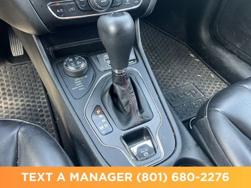 Used 2021 Jeep Cherokee Trailhawk w/ Comfort/Convenience Group AWD/4WD image 23