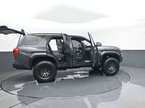 Used 2025 Toyota 4Runner SR5 AWD/4WD image 28