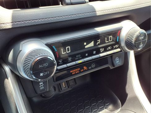 Used 2021 Toyota RAV4 XLE w/ Convenience Package FWD image 18