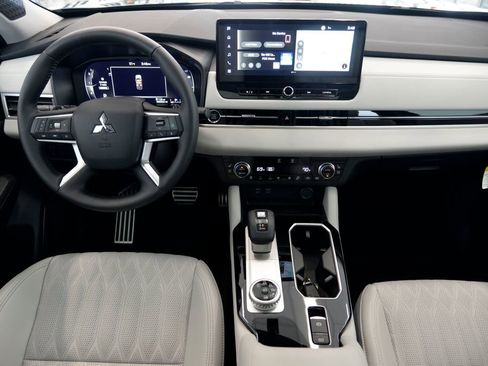 Used 2025 Mitsubishi Outlander AWD image 17