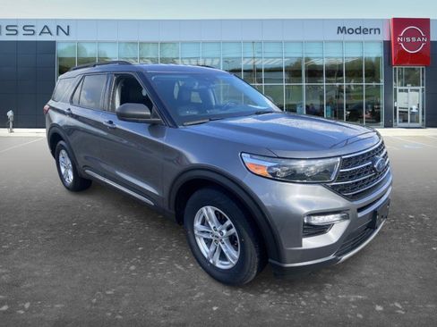 Used 2022 Ford Explorer XLT w/ Equipment Group 202A AWD/4WD image 3