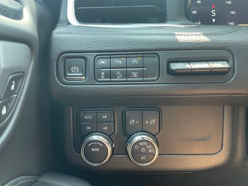 Used 2023 GMC Yukon XL Denali AWD/4WD image 15