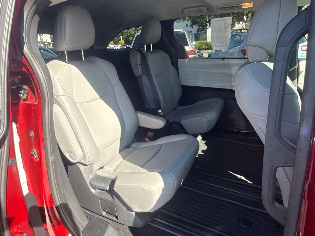 Used 2026 Toyota Sienna XLE FWD image 18