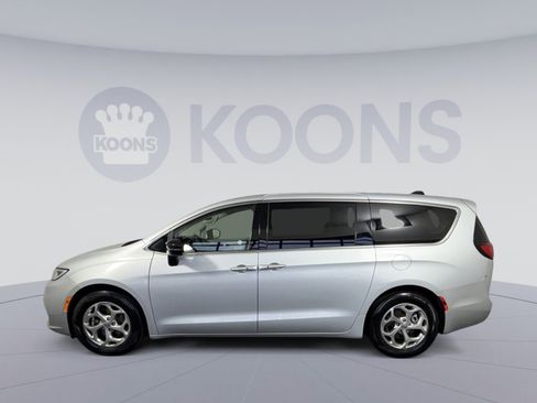 Used 2024 Chrysler Pacifica Limited image 2