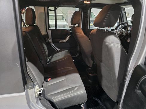 Used 2017 Jeep Wrangler Unlimited Sahara w/ Connectivity Group image 29