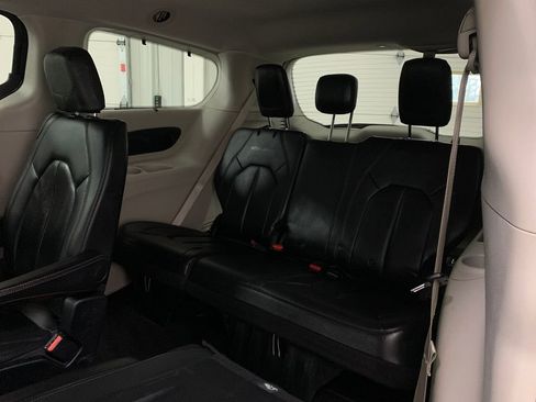 Used 2018 Chrysler Pacifica Touring-L Plus image 21