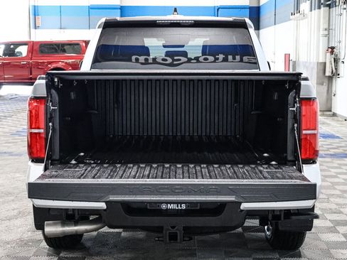 Used 2025 Toyota Tacoma SR5 AWD/4WD image 17