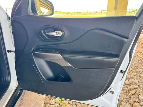 Used 2019 Jeep Cherokee Latitude Plus FWD image 24
