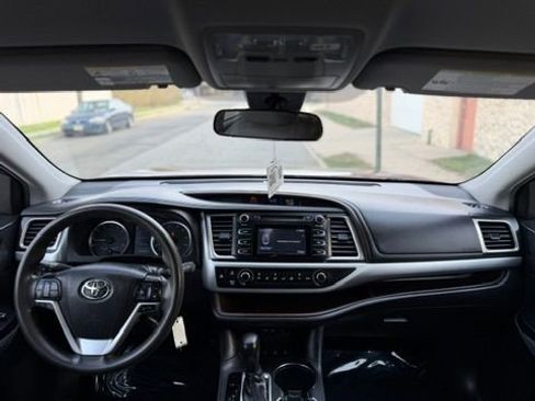Used 2019 Toyota Highlander LE AWD/4WD image 35