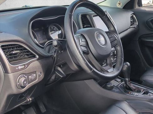 Used 2019 Jeep Cherokee Trailhawk image 10