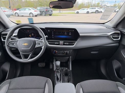 Used 2025 Chevrolet TrailBlazer LS w/ LS Convenience Package FWD image 17