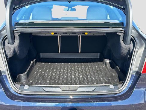 Used 2018 Jaguar XE Premium image 11