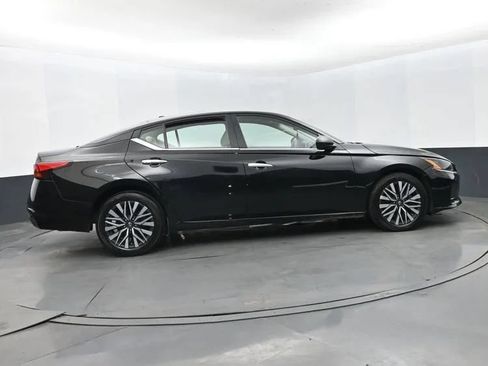 Used 2025 Nissan Altima 2.5 SV FWD image 4