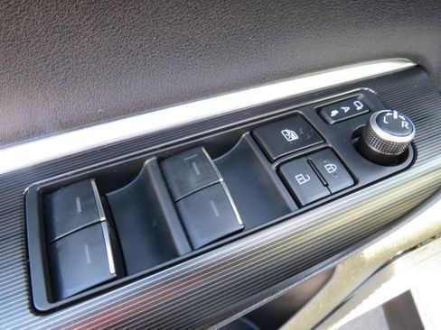 Certified 2023 Toyota Venza Nightshade image 33