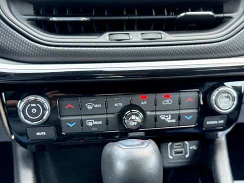 Used 2025 Jeep Compass Trailhawk AWD/4WD image 16