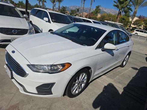 Used 2019 Ford Fusion SE image 1