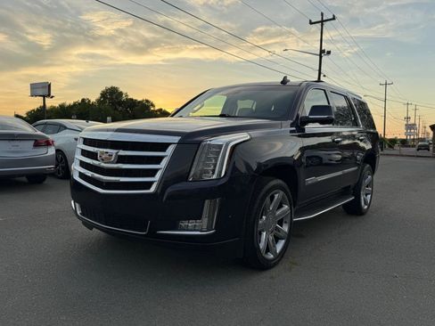 Used 2017 Cadillac Escalade Luxury image 3