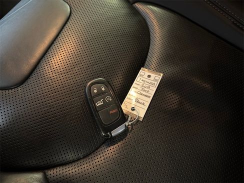 Used 2019 Jeep Cherokee Limited image 32