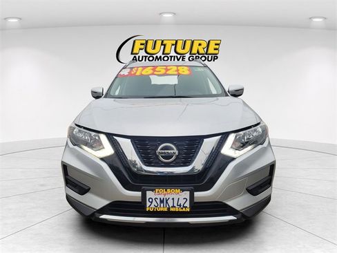 Used 2019 Nissan Rogue SV image 2