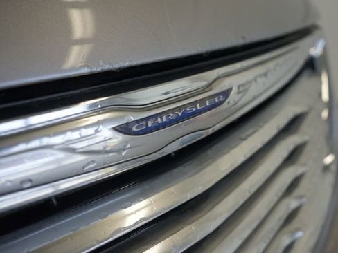 Used 2016 Chrysler Town & Country Touring FWD image 18