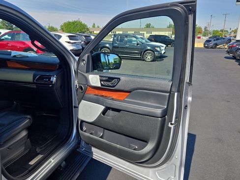 Used 2022 Lincoln Navigator Reserve AWD/4WD image 18