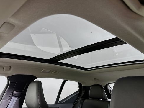 Used 2025 Volvo XC40 B5 Core image 25