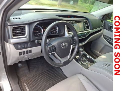 Used 2019 Toyota Highlander XLE AWD/4WD image 11