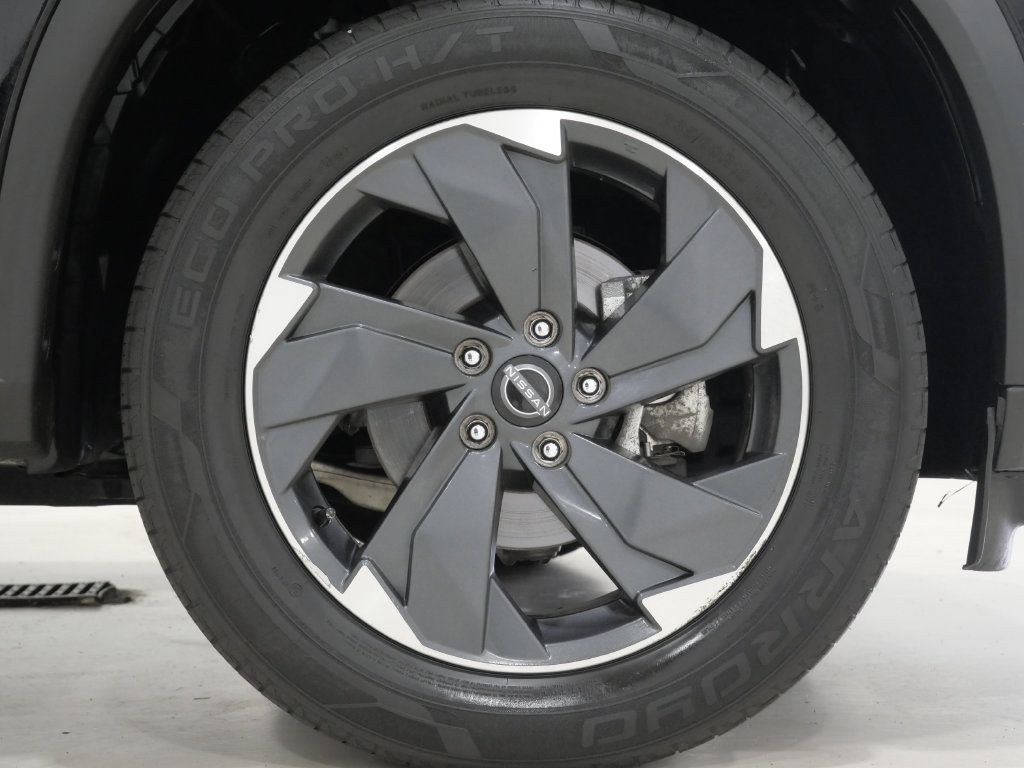 Used 2025 Nissan Rogue SV AWD/4WD image 9
