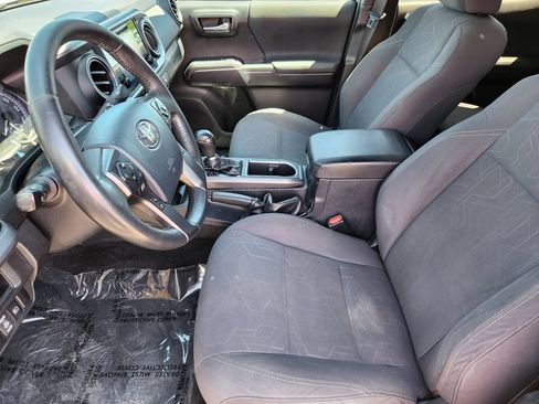 Used 2019 Toyota Tacoma TRD Off-Road AWD/4WD image 4