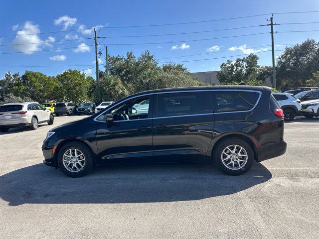 Used 2025 Chrysler Pacifica Select FWD image 6