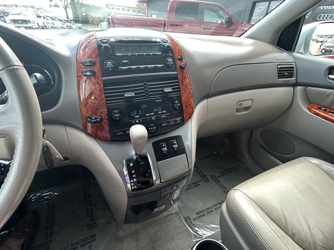 Used 2006 Toyota Sienna XLE image 9