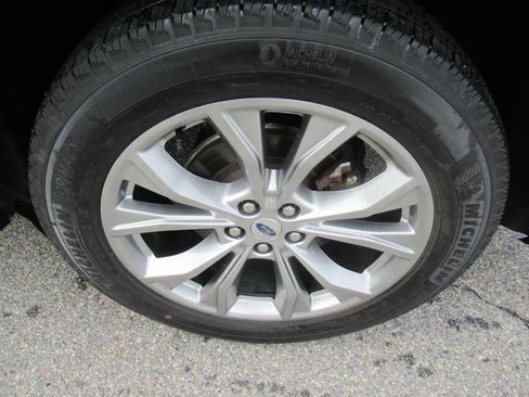 Used 2022 Ford Explorer XLT w/ Equipment Group 202A image 10