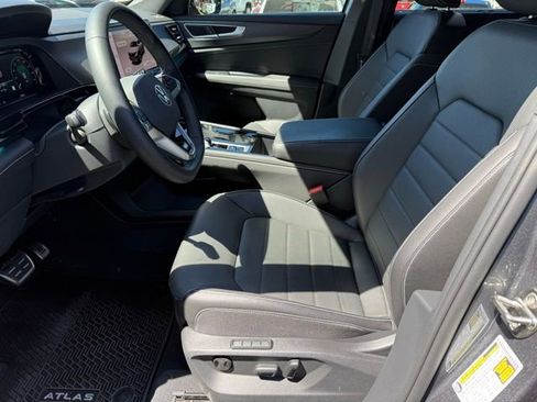 Used 2025 Volkswagen Atlas Cross Sport SEL R-Line AWD/4WD image 9