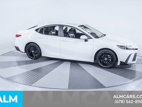 Used 2025 Toyota Camry SE image 13