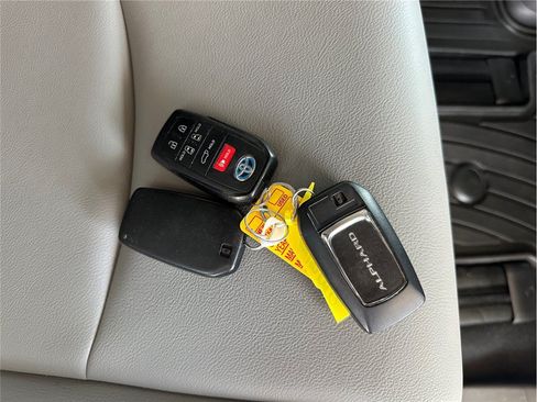 Used 2021 Toyota Sienna XLE w/ XLE Plus Package AWD/4WD image 17