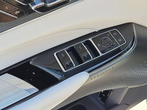 Certified 2024 Cadillac Lyriq Luxury AWD/4WD image 23