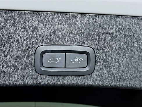 Used 2023 Volvo XC40 B4 Plus w/ Driver Assist Package FWD image 30
