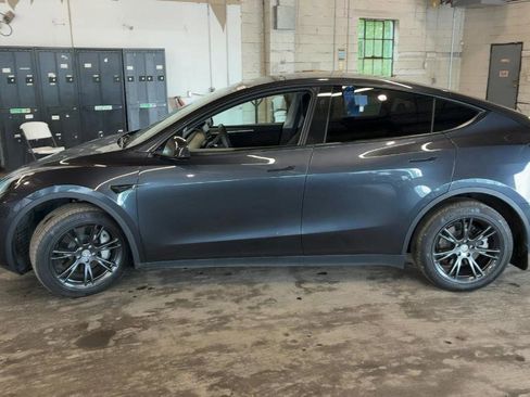 Used 2024 Tesla Model Y Long Range AWD/4WD image 3