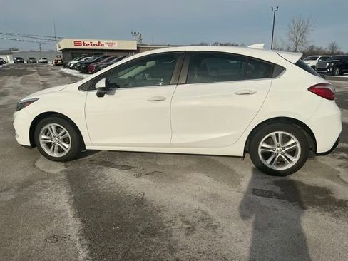Used 2018 Chevrolet Cruze LT w/ Convenience Package image 4