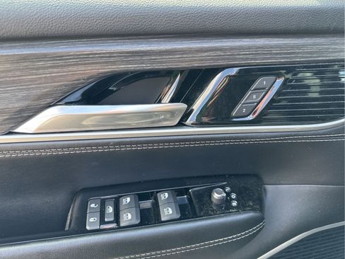 Used 2023 Jeep Wagoneer L Series II AWD/4WD image 10