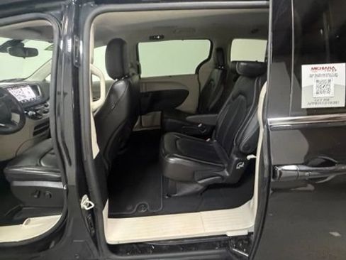 Used 2023 Chrysler Pacifica Touring-L FWD image 28