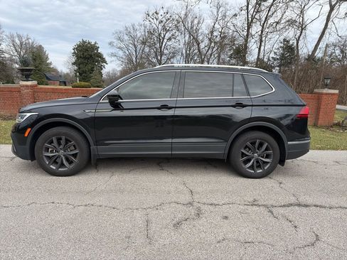 Used 2022 Volkswagen Tiguan SE w/ Panoramic Sunroof Package image 4